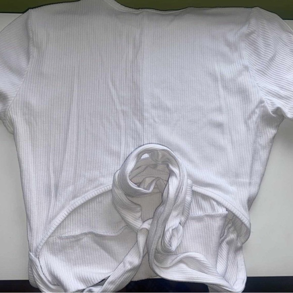 Cute white tie cropp top - Picture 2 of 2